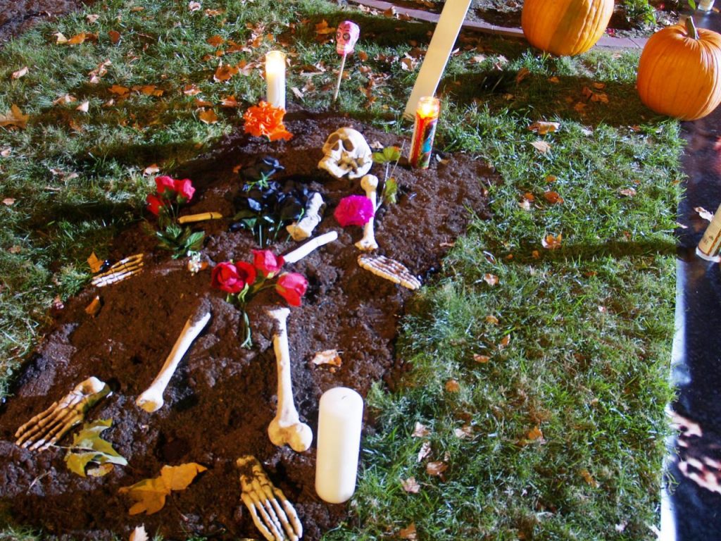 درست کردن قبر برای یک اسکلت در شب هالووین
