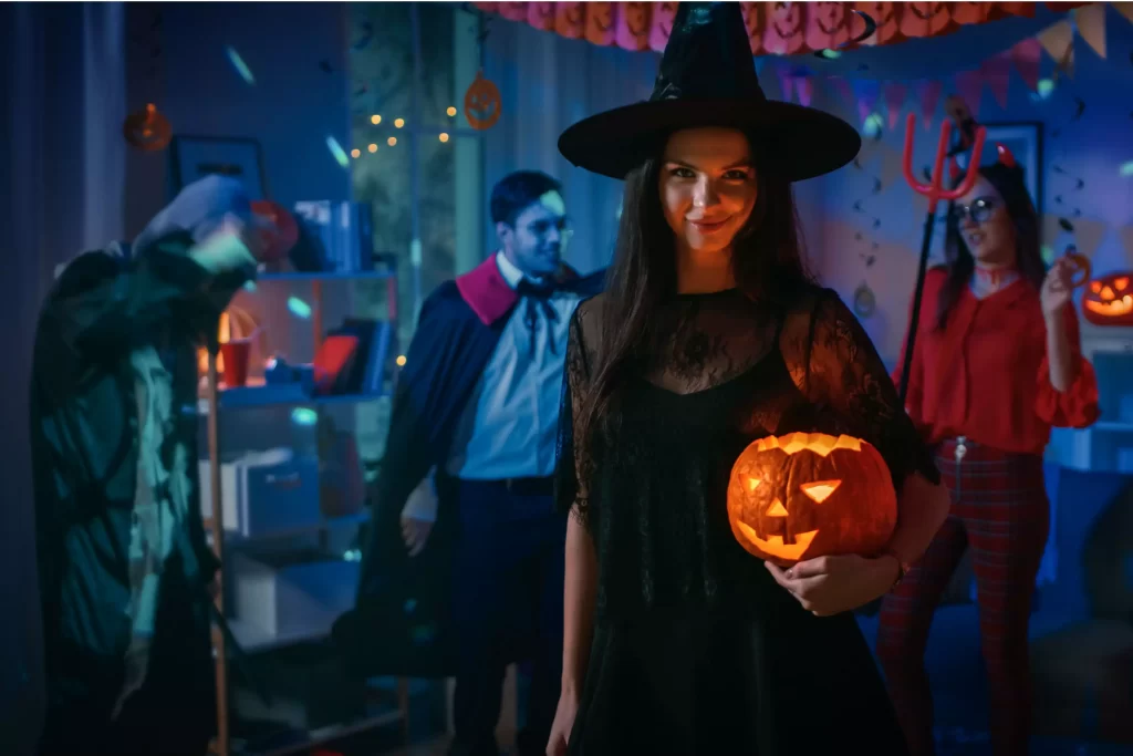 دختری با گریم جادوگر در شب هالووین